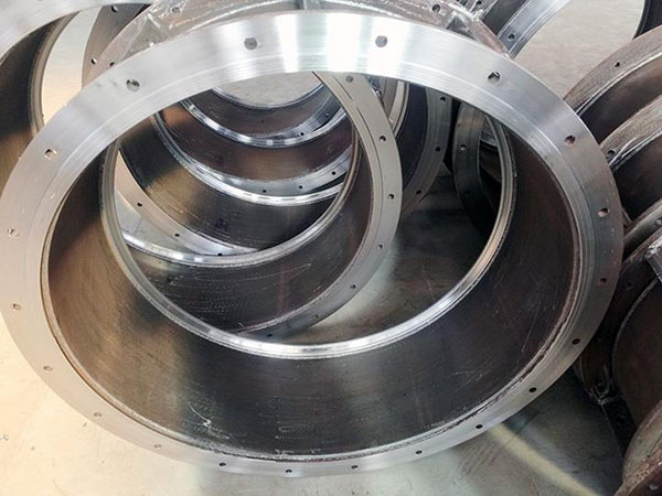 What is the suitable medium temperature for different valve body and valve cover materials?