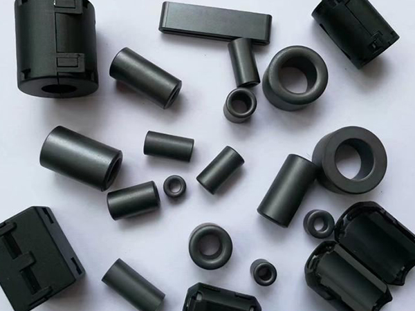 What are the classification and applications of magnetic materials?